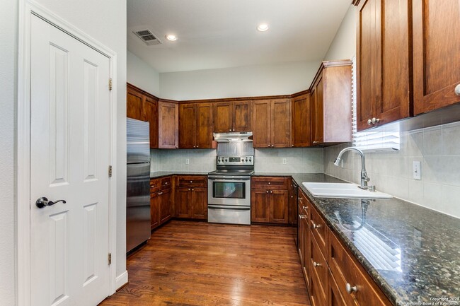 Building Photo - MONTE VISTA TOWNHOME