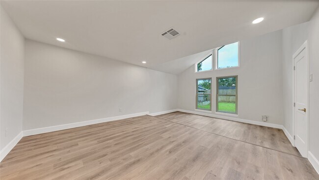 Building Photo - 2407 Bradford Dr