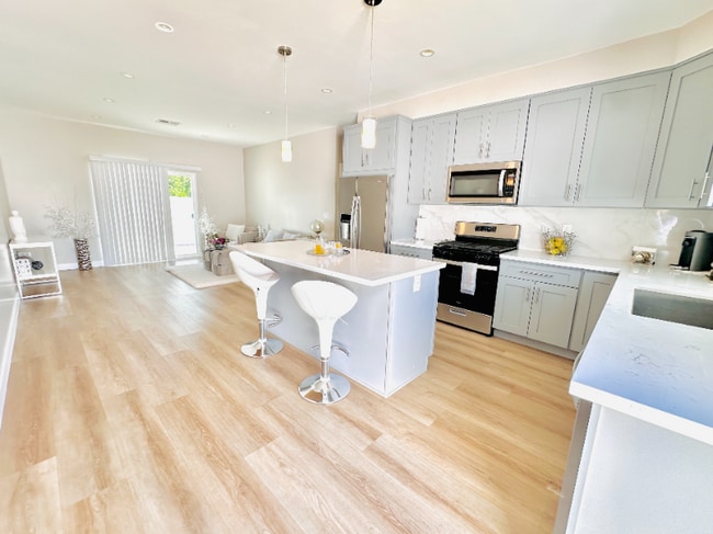 Building Photo - 8436 Oakdale Ave