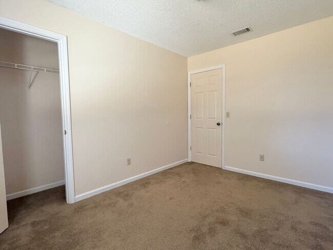 Building Photo - MOVE-IN READY! (Pet Friendly)