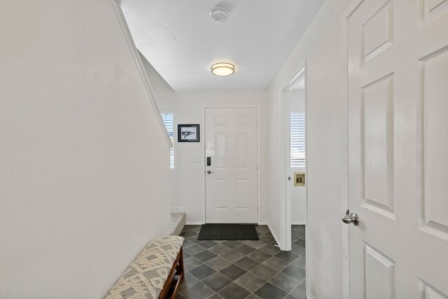 Building Photo - 3BR/2.5BA Townhouse in Courtyard Condos