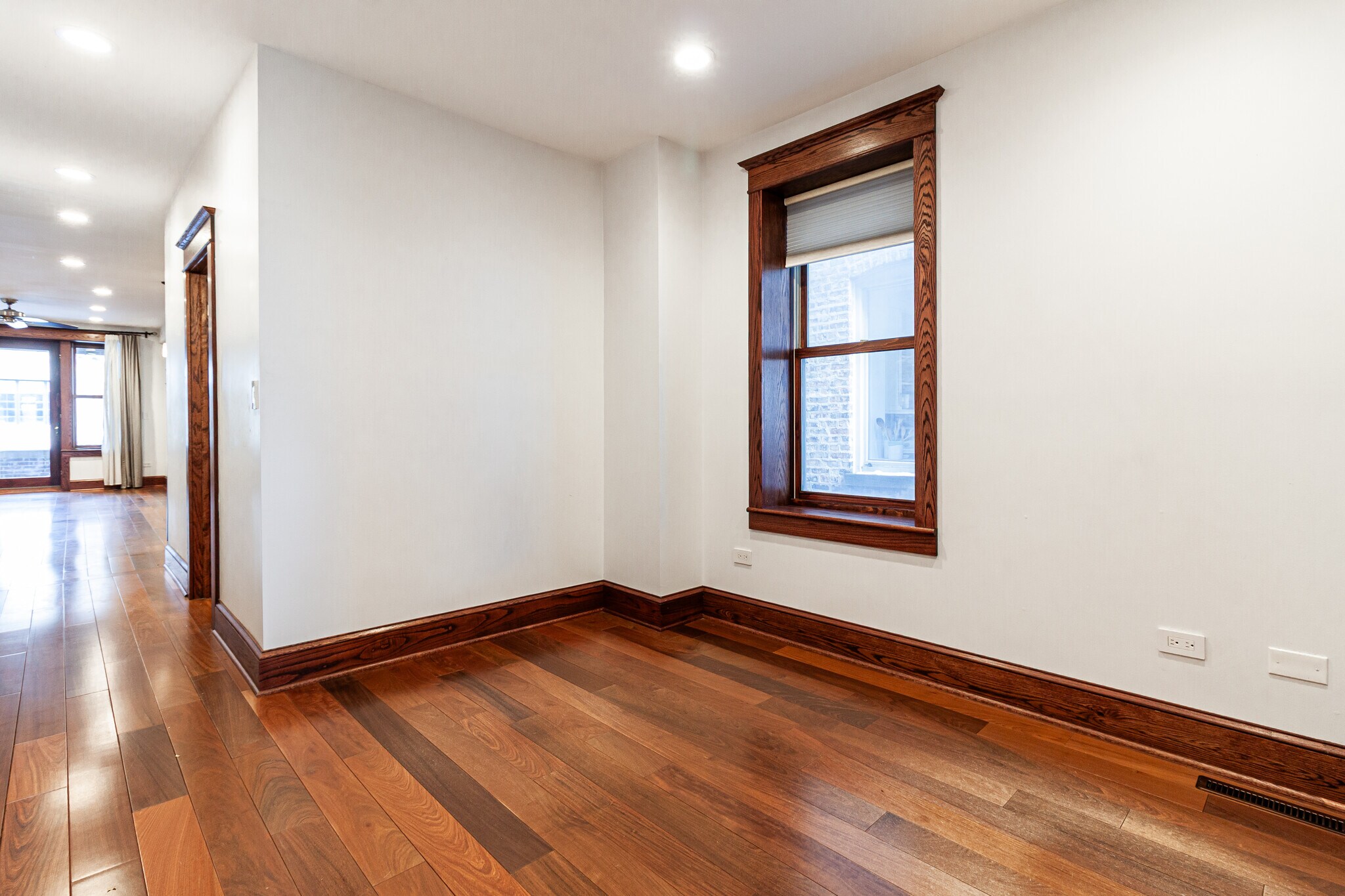 Building Photo - 1019 W Oakdale Ave