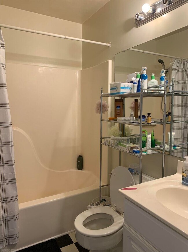 Building Photo - Spacious 3 Bedroom Apartment!