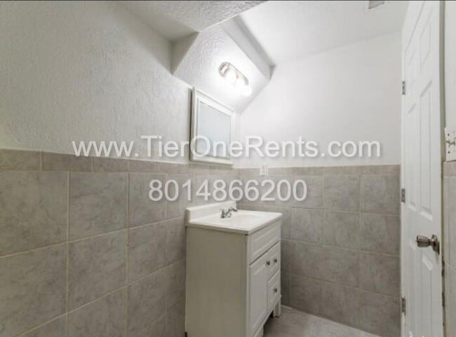 Building Photo - This property offers a NO DEPOSIT option a...