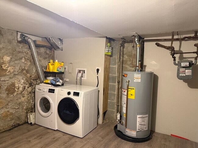 Building Photo - 86 Oak St