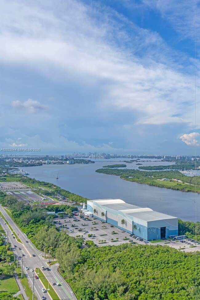 Building Photo - 15811 Collins Ave