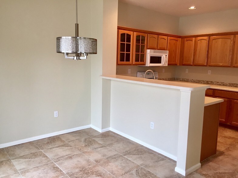 Dining area - 197 Whitehaven Cir