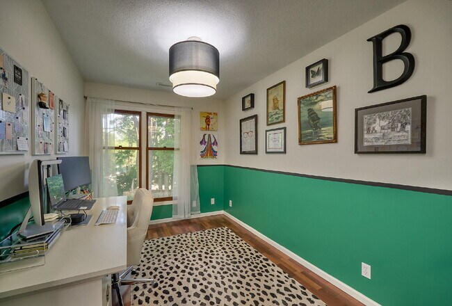 Building Photo - "Charming 3-Bed Townhouse with Scenic View...