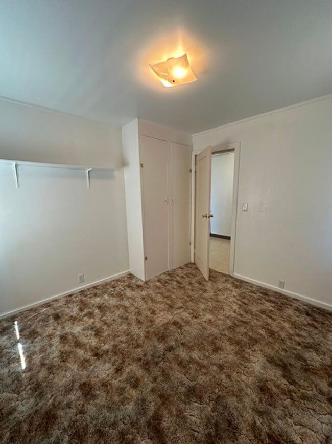 Building Photo - Cute 2 bedroom home