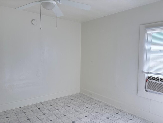 Building Photo - 2320 Crest Dr