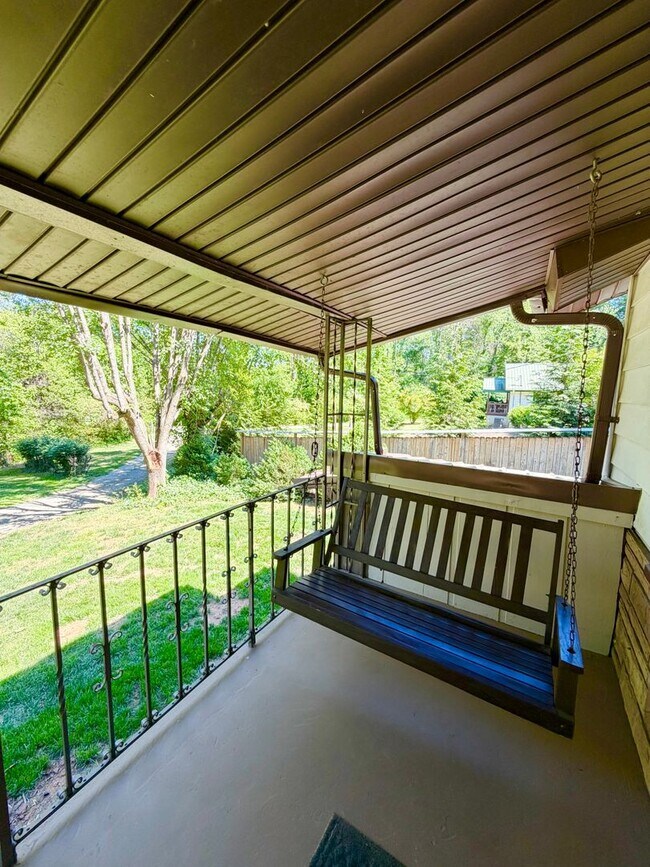 Building Photo - Adorable 2 bedroom farmhouse 10 minutes to Downtown Asheville
