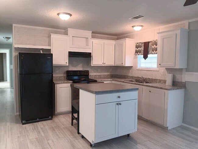 Building Photo - 548 Woodpecker Pike