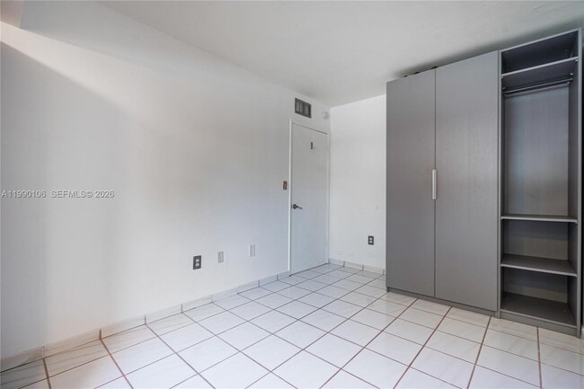 Building Photo - 495 W Park Dr