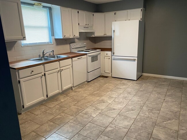 Building Photo - 3 bedroom with bonus room