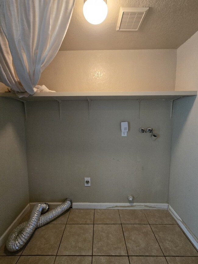 Building Photo - Beautiful 2 bedroom 2 bathroom condo in Or...