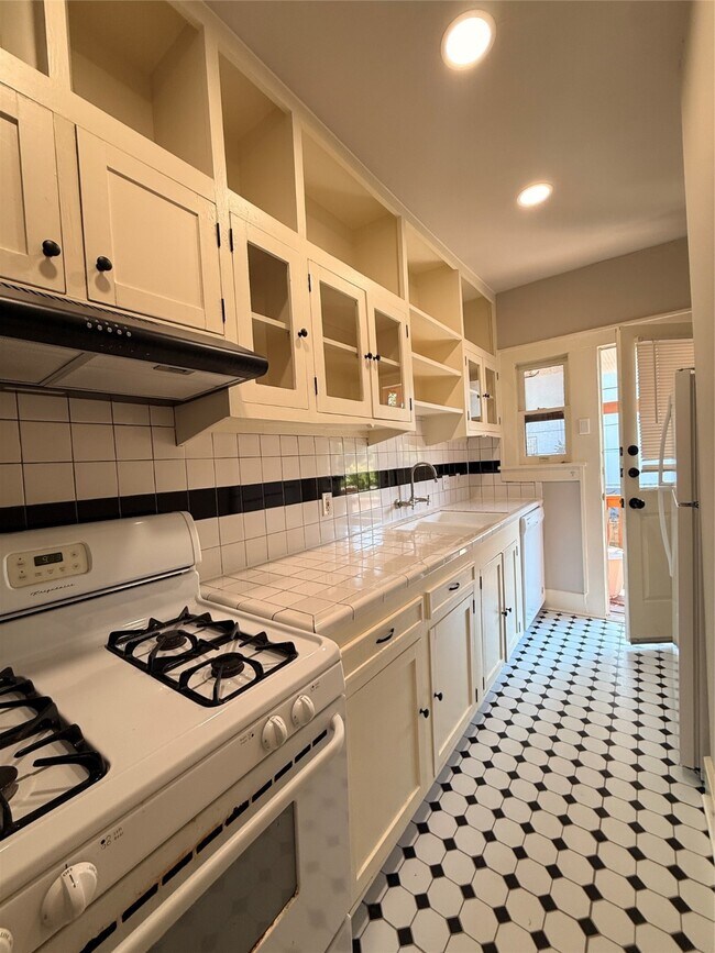 Building Photo - 1201 W Gray St