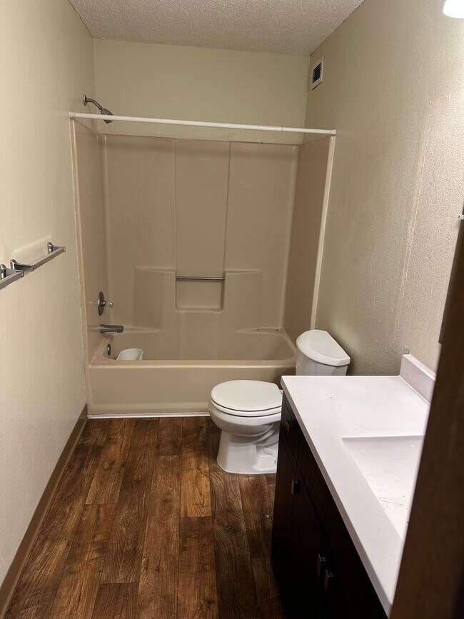 Building Photo - Three Bedroom