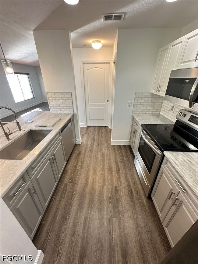 Building Photo - 9419 Ivy Brook Run