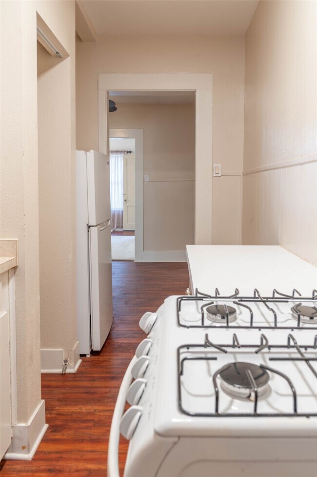 Building Photo - 405 W Clay St