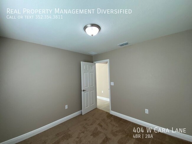 Building Photo - 404 W Cara Ln
