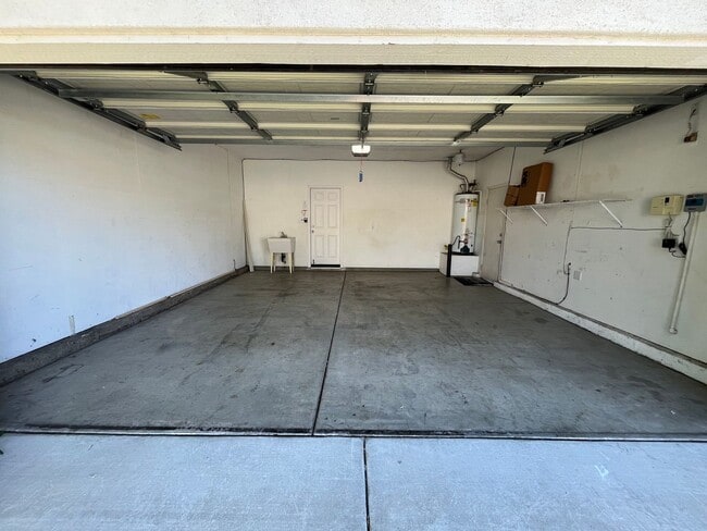 Building Photo - 3 Bed | 2 Bath | 1330SF | Tenant Pays $200...