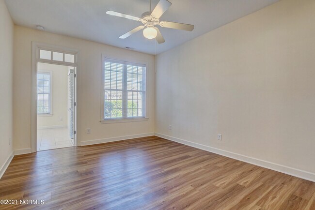 Building Photo - 1302 Suncrest Way