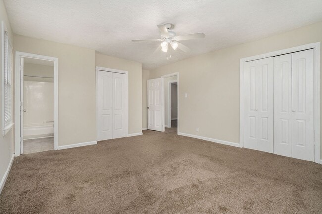 Building Photo - Large 4 Bedroom 2.5 Bath Home with 2 Car Garage