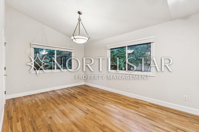 Building Photo - Escape to the Country, Spacious Contemporary in Wilsonville with Shop