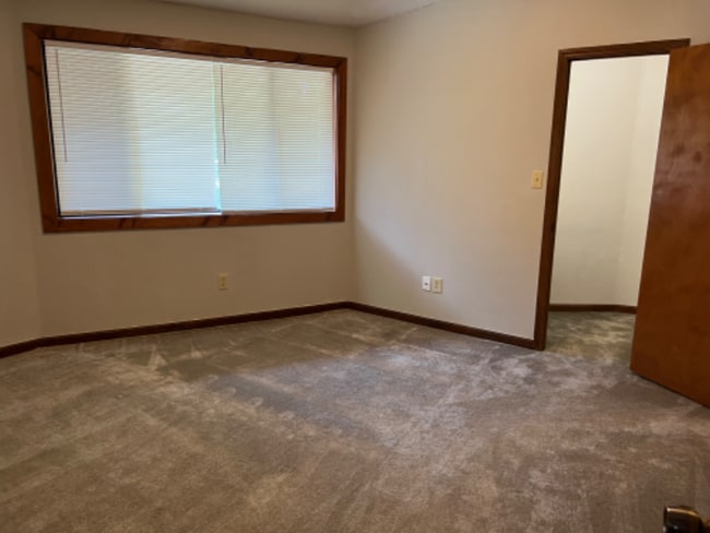 Building Photo - 284 Knoll Dr