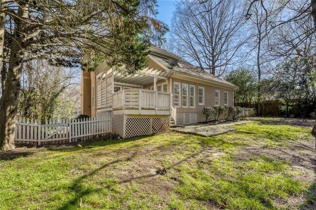 Building Photo - 1111 Lake Washington Dr NW