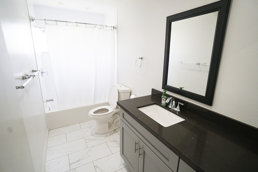 Upstairs bathroom - 712 Vallejo Villas