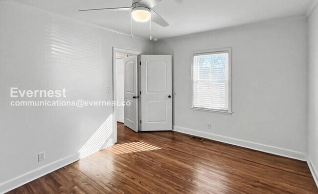 Building Photo - 3 Bed, 2 Bath Home with Fenced Yard / Pet-Friendly / Available Now!