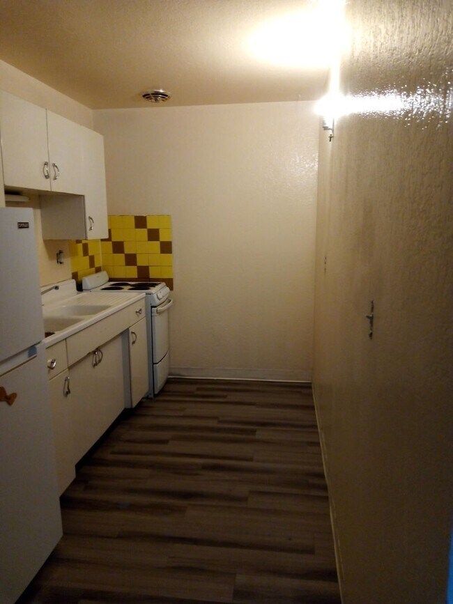 Building Photo - 1 bed, 1 Bath, Aug Special $400 credit Great Location off Joliet and 17th