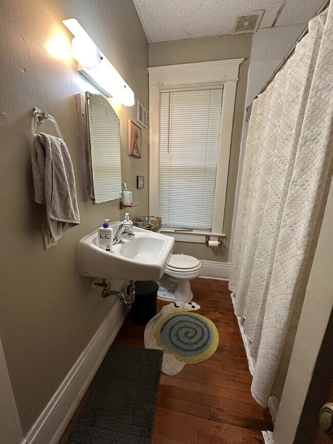 Building Photo - Nice 3 Bed 1 Bath near UWEC! Available Jun...