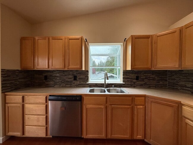 Building Photo - Beautiful Split-Entry 4 Bed 3 Bath Home Fully Fenced Yard