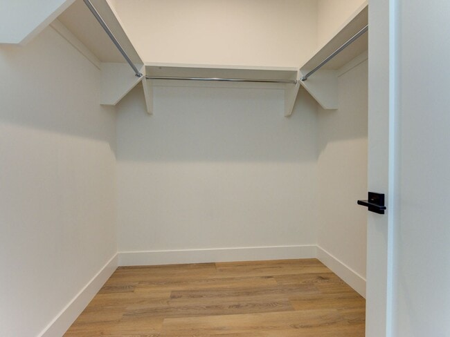 Building Photo - 6018-6018 Comey Ave