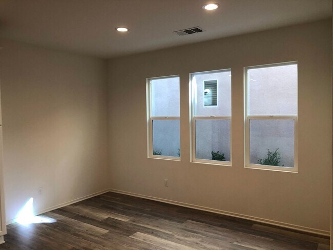 Building Photo - Beautiful 4 Bed 3 Bath Home In Harmony Gro...