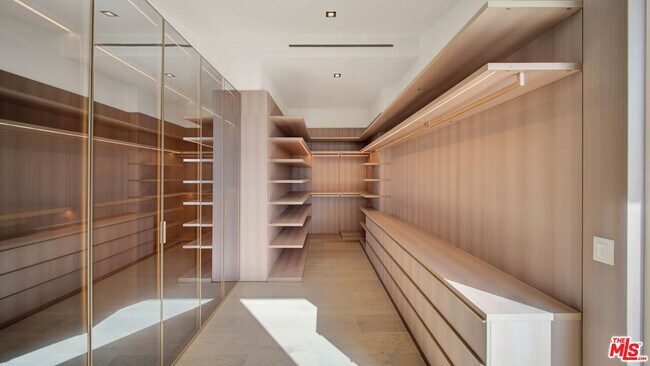 Building Photo - 8765 Hollywood Blvd