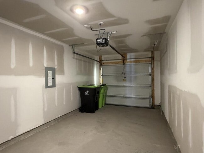 Building Photo - 105 S Grassland Rd