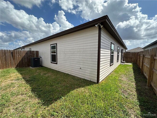 Building Photo - 10 Valley S Cir