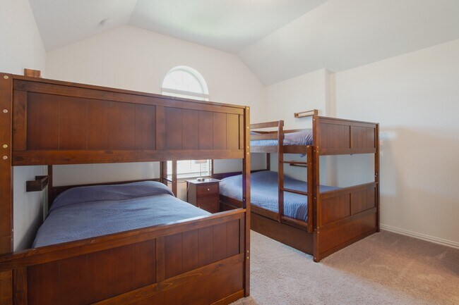 Building Photo - 246 Crest Sights Dr