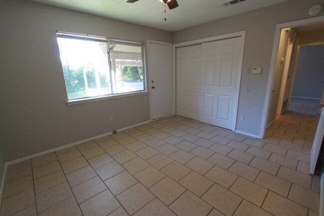 Building Photo - Southeast Austin Home with Vaulted Ceilings, Bonus Room & Private Backyard