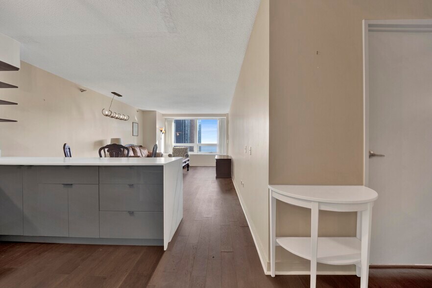 Building Photo - 512 N McClurg Ct