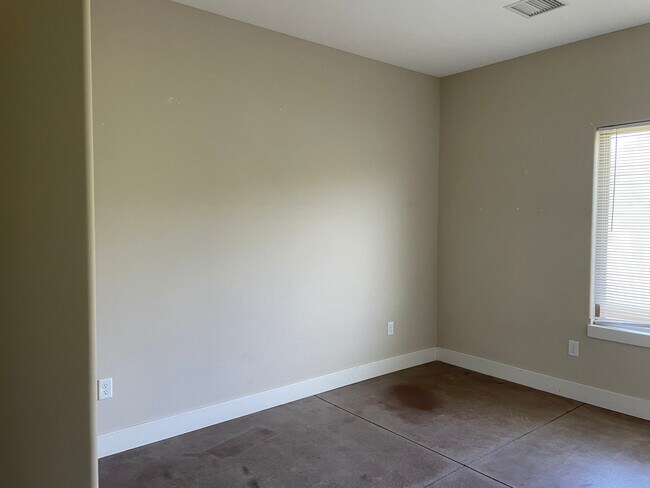 Building Photo - 4833 N Hillside Ct