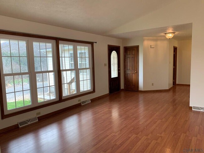 Building Photo - 133 Anderson Ln