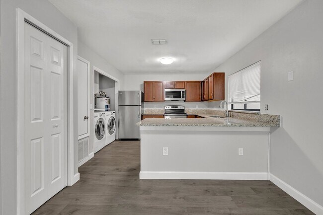 Building Photo - "Spacious 3-Bed, 3-Bath Townhouse with Elegant Hardwood Floors in Ocoee!"