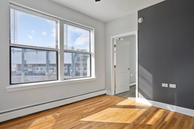 Building Photo - 1625 W Howard St