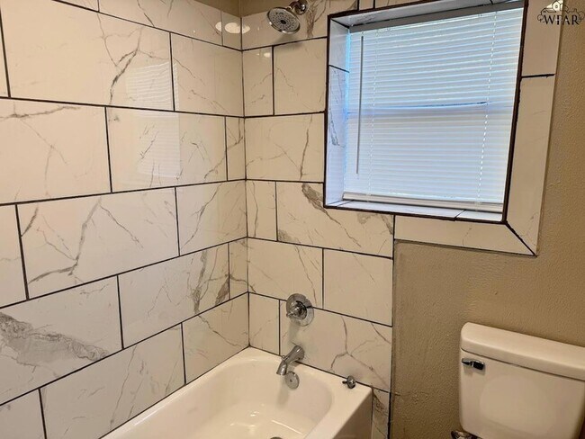 Building Photo - 704 Reagan St