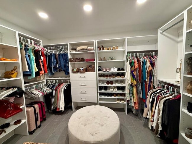 Building Photo - 1833 Pandora Dr