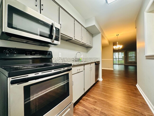Building Photo - Newly Renovated 2 Bed, 2.5 Bath Chapel Hil...